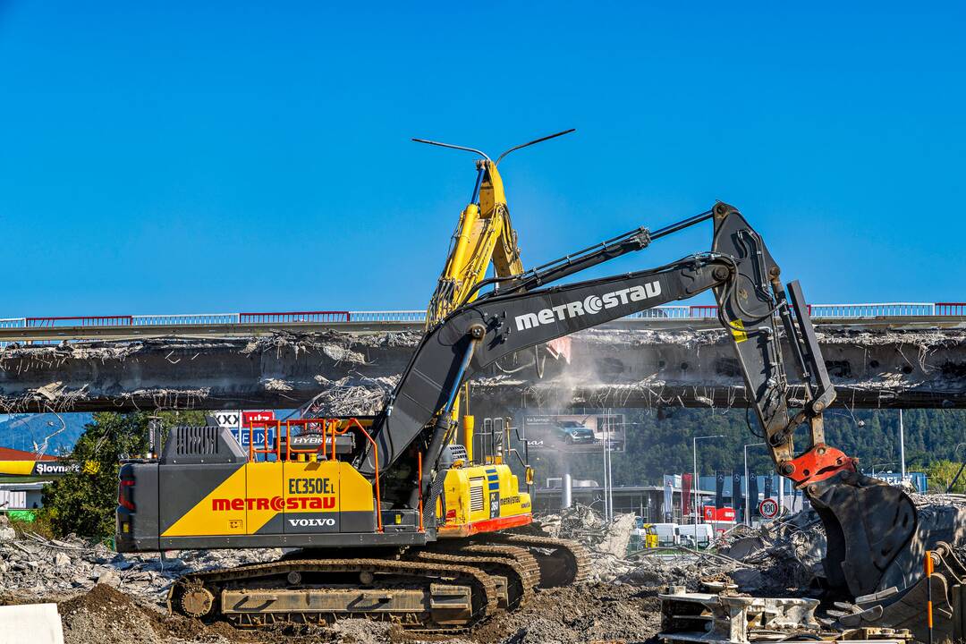 FOTO: V Radvani búrajú poslednú časť mostu, foto 6