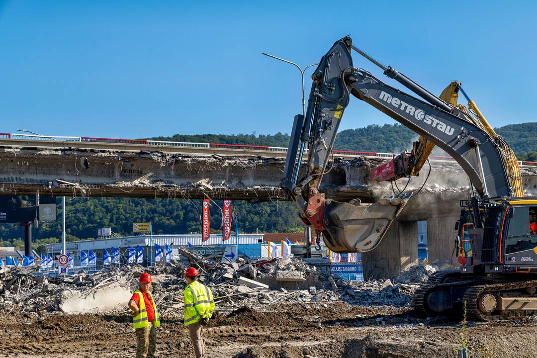 FOTO: V Radvani búrajú poslednú časť mostu, foto 7