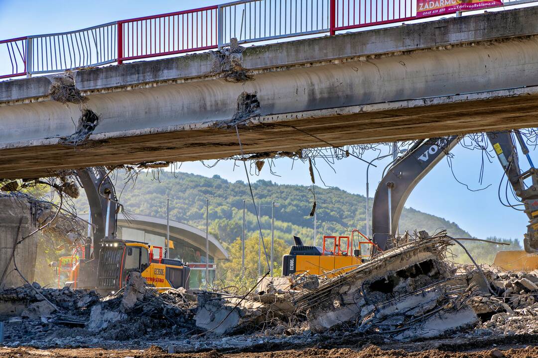 FOTO: V Radvani búrajú poslednú časť mostu, foto 8