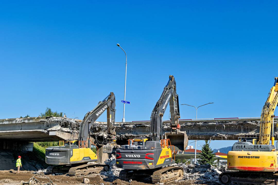 FOTO: V Radvani búrajú poslednú časť mostu, foto 9
