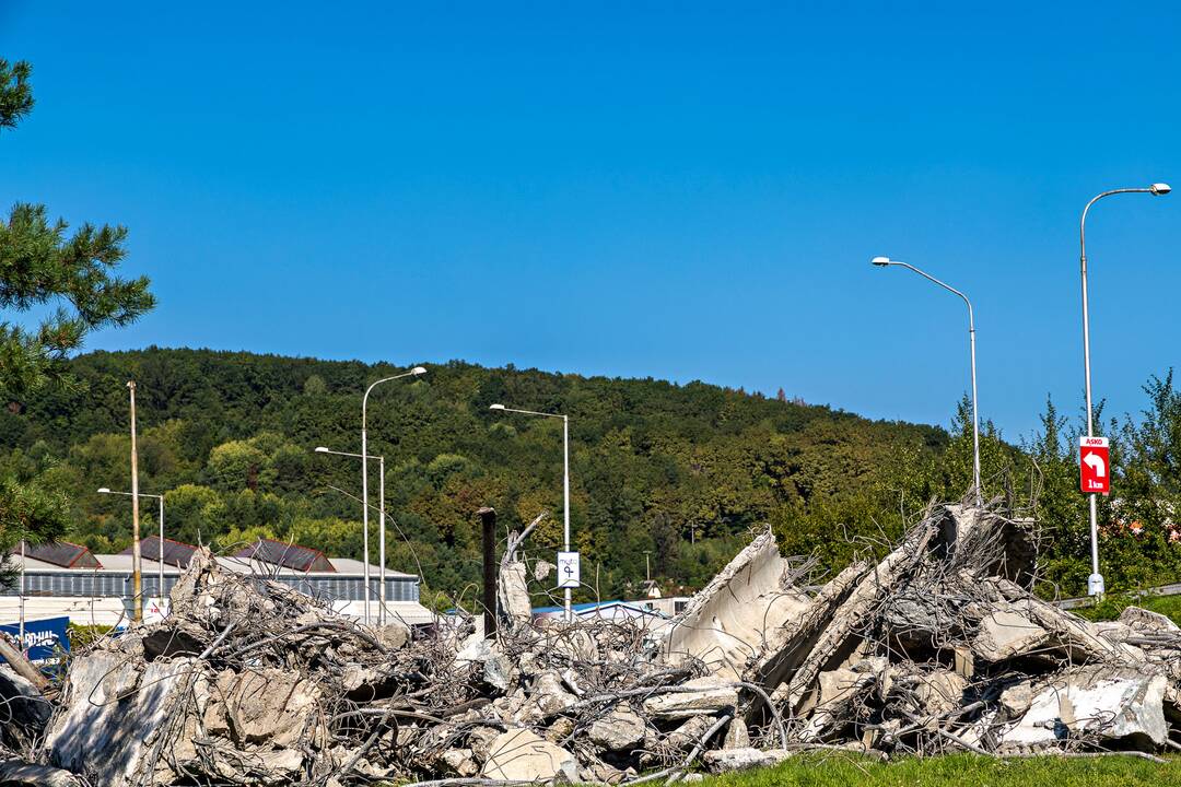 FOTO: V Radvani búrajú poslednú časť mostu, foto 10