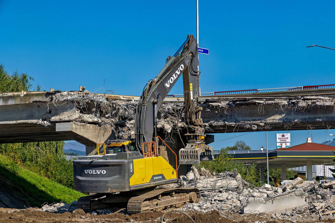 FOTO: V Radvani búrajú poslednú časť mostu, foto 11