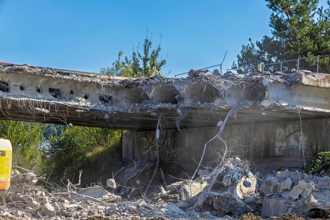 FOTO: V Radvani búrajú poslednú časť mostu, foto 12