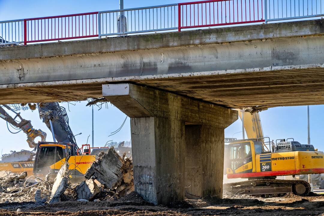 FOTO: V Radvani búrajú poslednú časť mostu, foto 13