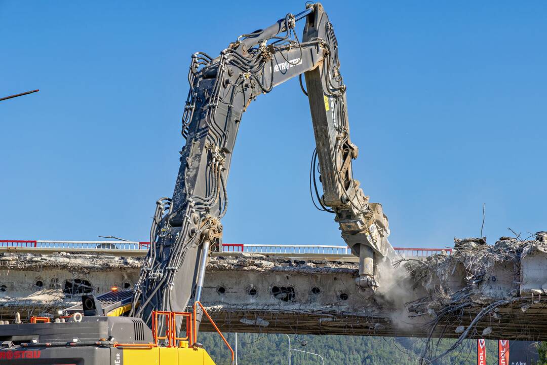 FOTO: V Radvani búrajú poslednú časť mostu, foto 14