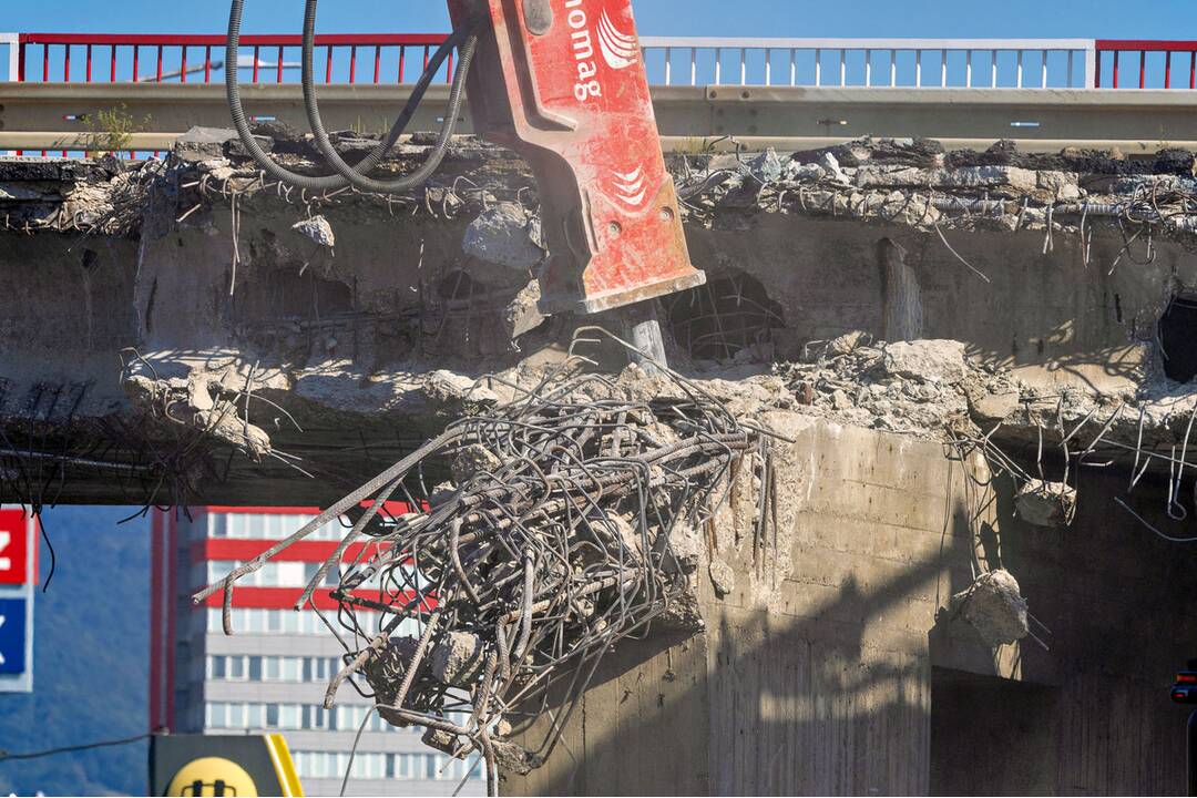 FOTO: V Radvani búrajú poslednú časť mostu, foto 15