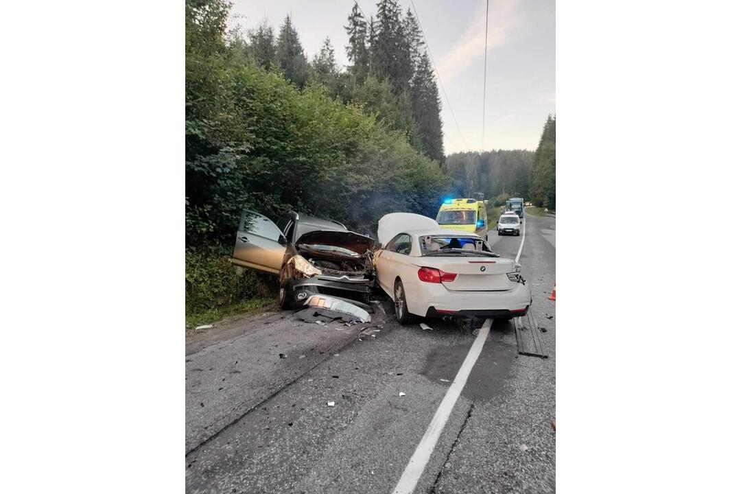 FOTO: Neďaleko Kremnice došlo k nehode dvoch áut. Cestu museli uzatvoriť, foto 1