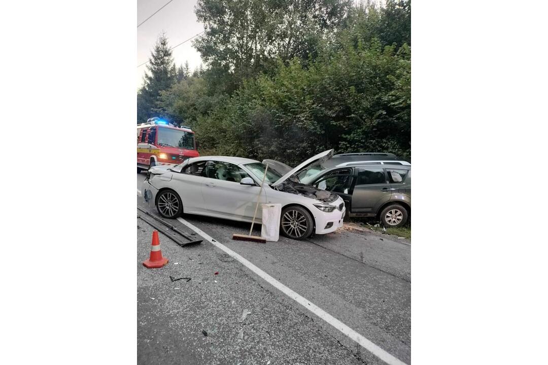 FOTO: Neďaleko Kremnice došlo k nehode dvoch áut. Cestu museli uzatvoriť, foto 2