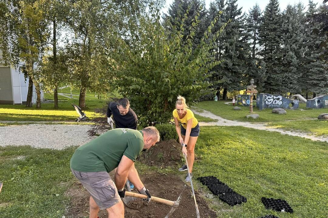 FOTO: Na ihrisku na Fončorde pribudla ďalšia lavica, foto 1