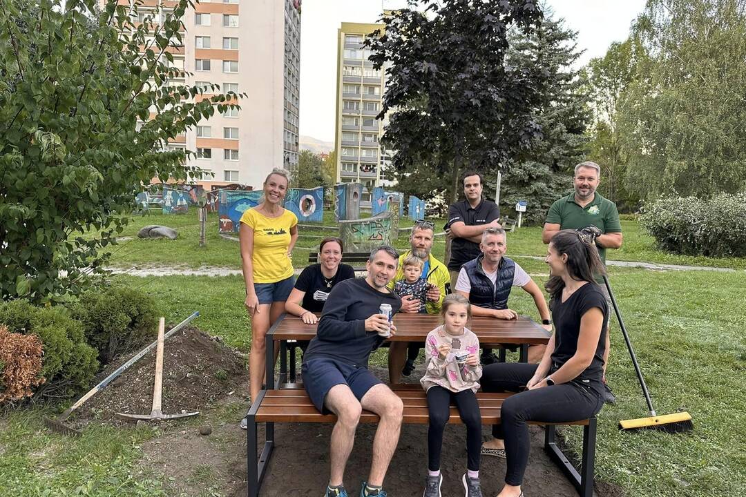 FOTO: Na ihrisku na Fončorde pribudla ďalšia lavica, foto 2