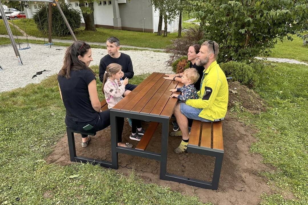 FOTO: Na ihrisku na Fončorde pribudla ďalšia lavica, foto 3