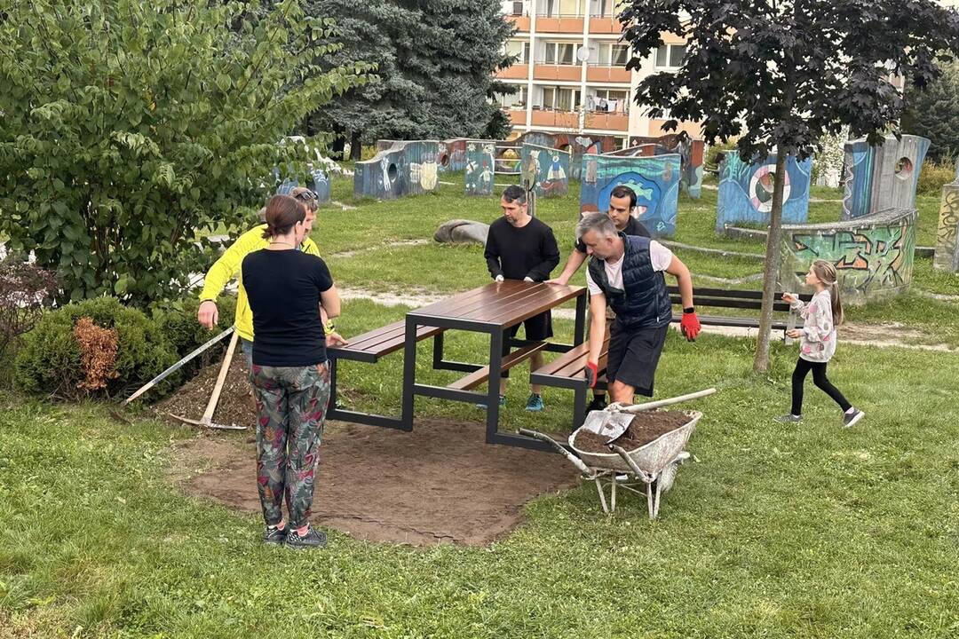 FOTO: Na ihrisku na Fončorde pribudla ďalšia lavica, foto 4