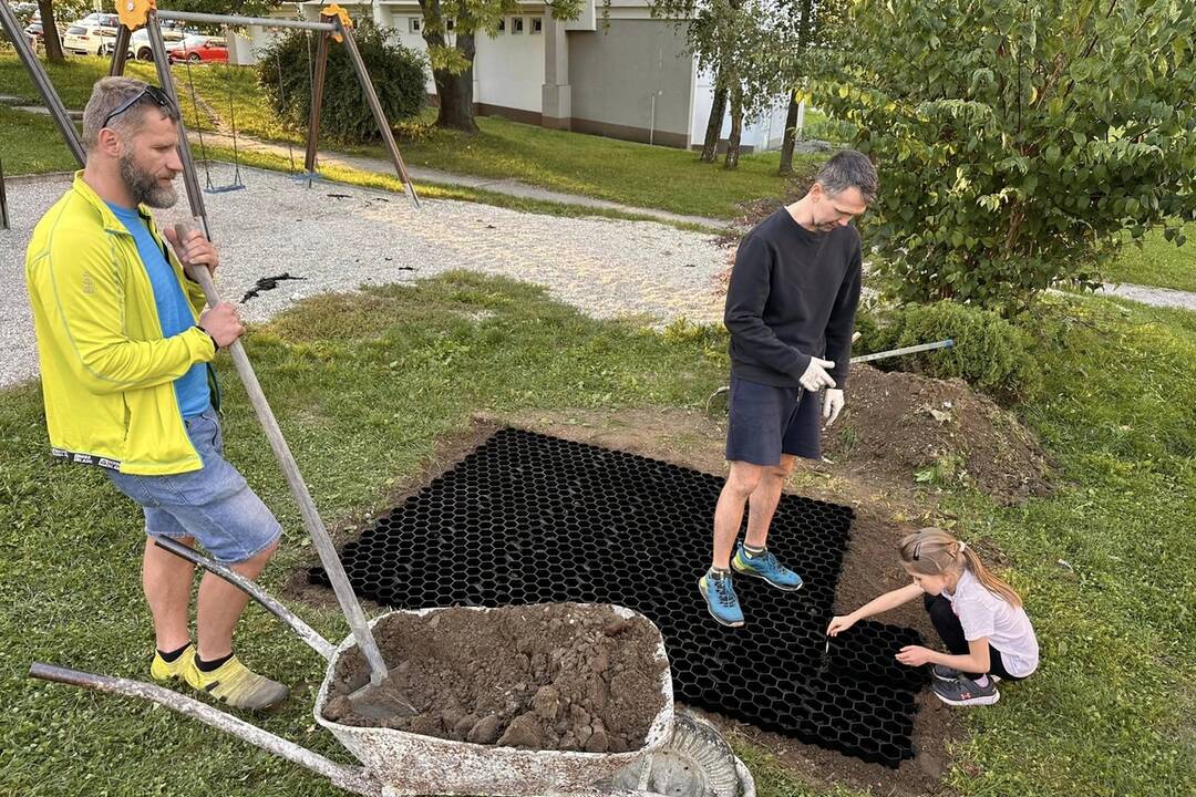 FOTO: Na ihrisku na Fončorde pribudla ďalšia lavica, foto 5