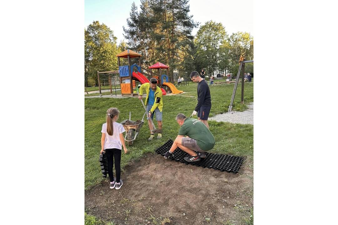 FOTO: Na ihrisku na Fončorde pribudla ďalšia lavica, foto 8