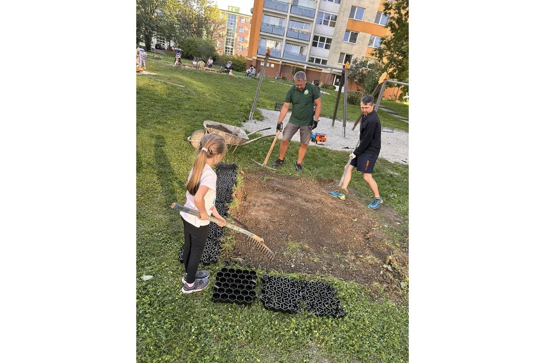 FOTO: Na ihrisku na Fončorde pribudla ďalšia lavica, foto 9