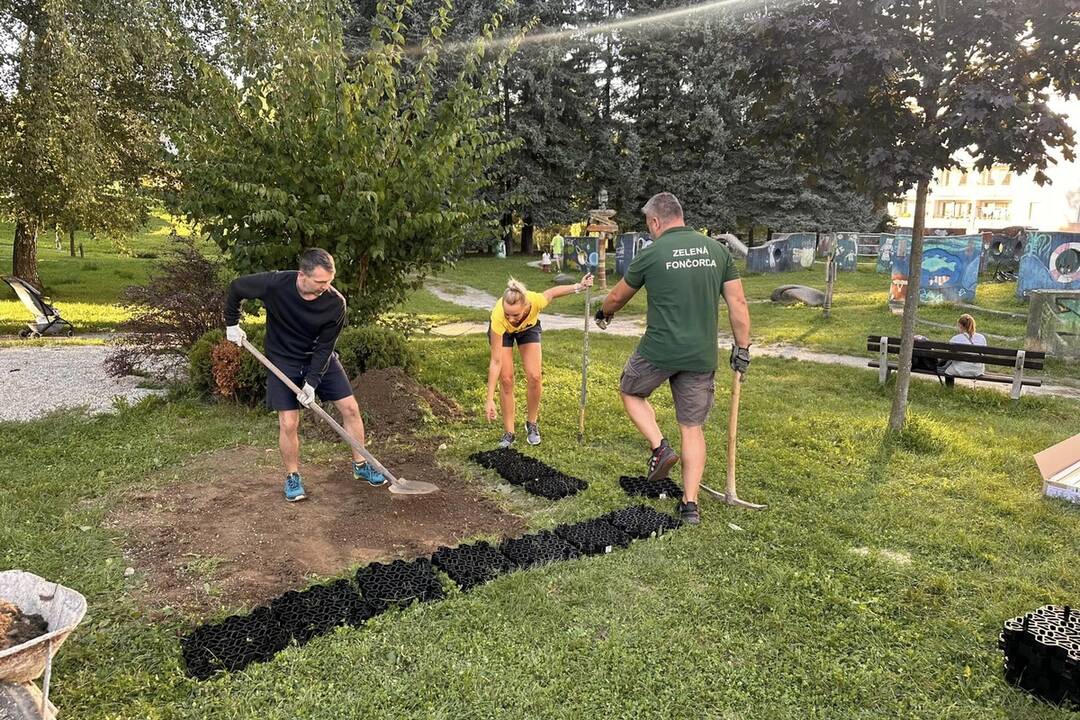 FOTO: Na ihrisku na Fončorde pribudla ďalšia lavica, foto 10
