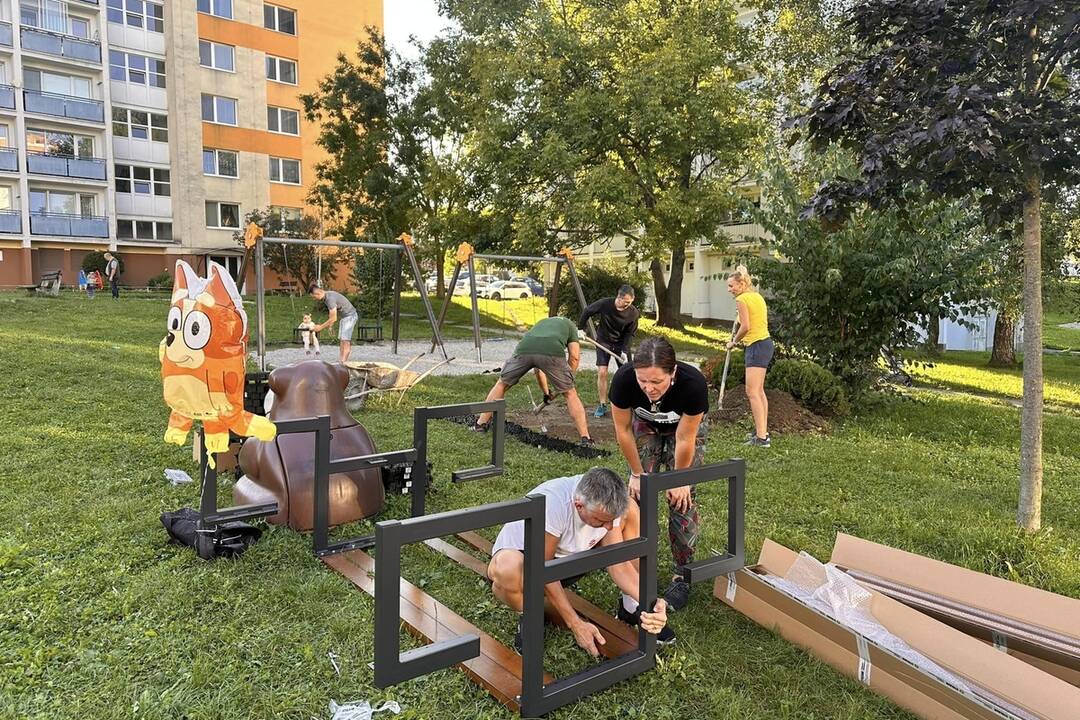 FOTO: Na ihrisku na Fončorde pribudla ďalšia lavica, foto 11
