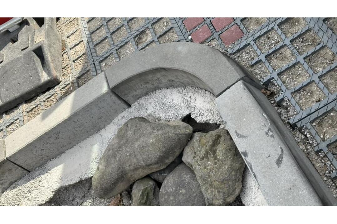 FOTO: Nové parkovisko v Banskej Bystrici ešte nedokončili, ale už sú s ním problémy, foto 1