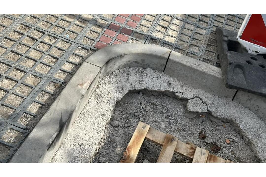 FOTO: Nové parkovisko v Banskej Bystrici ešte nedokončili, ale už sú s ním problémy, foto 2