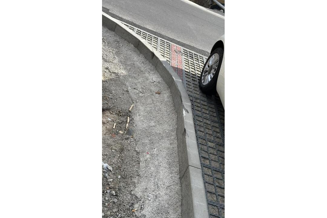 FOTO: Nové parkovisko v Banskej Bystrici ešte nedokončili, ale už sú s ním problémy, foto 3