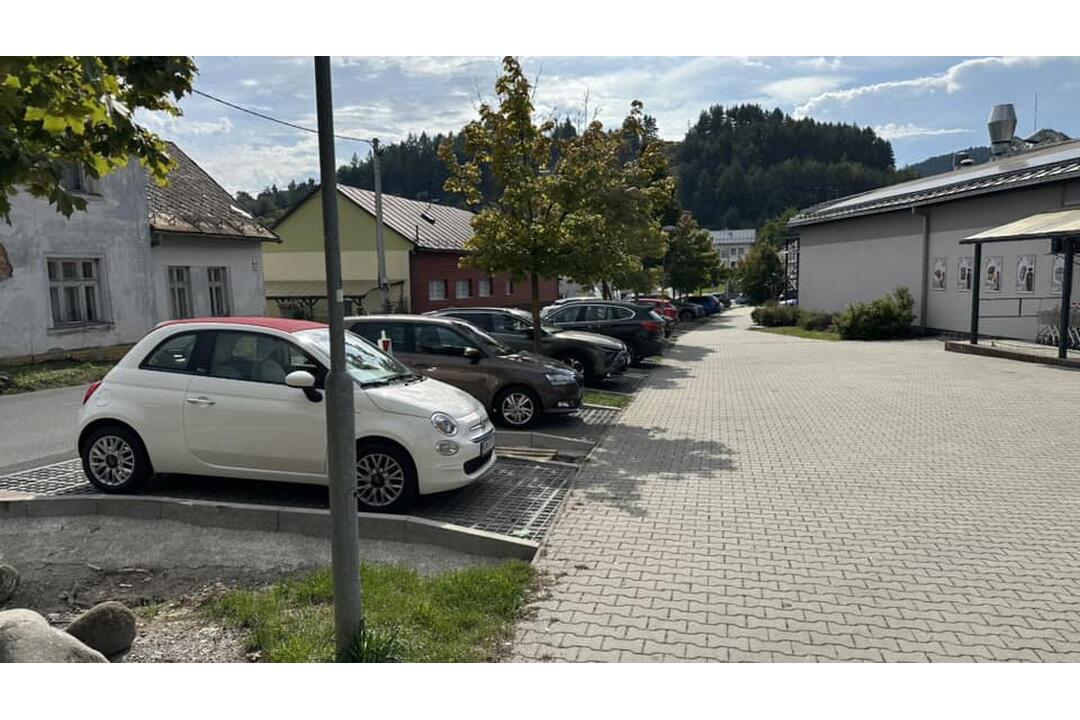 FOTO: Nové parkovisko v Banskej Bystrici ešte nedokončili, ale už sú s ním problémy, foto 4