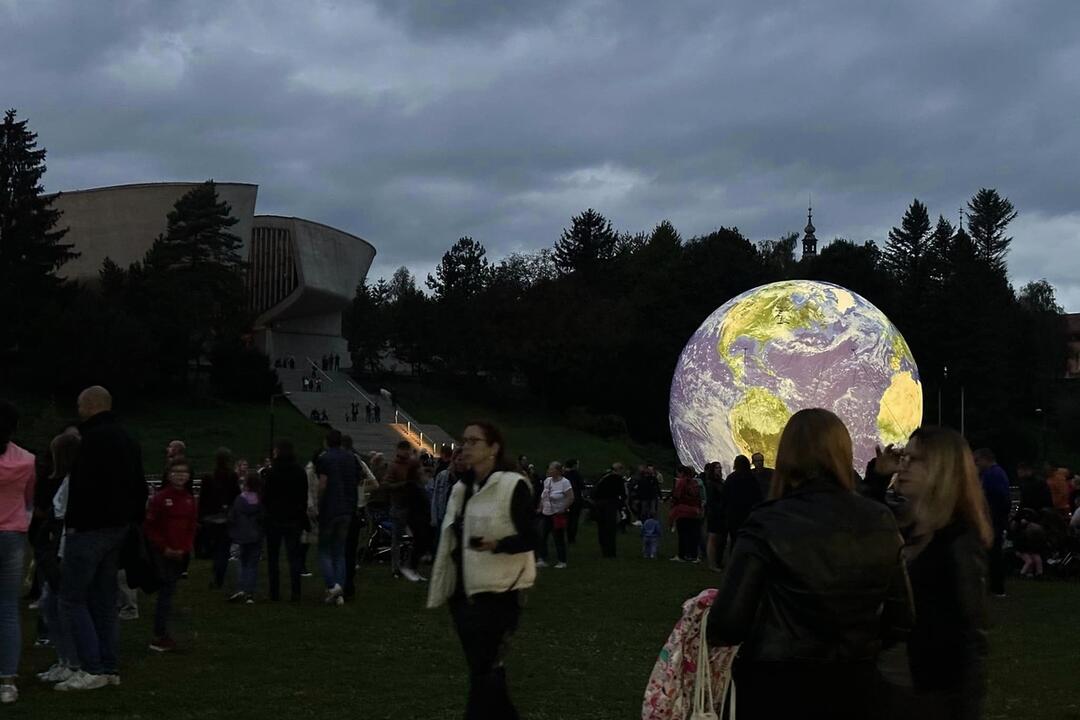 FOTO: Park pod Pamätníkom SNP sa zmenil na vesmír, foto 8