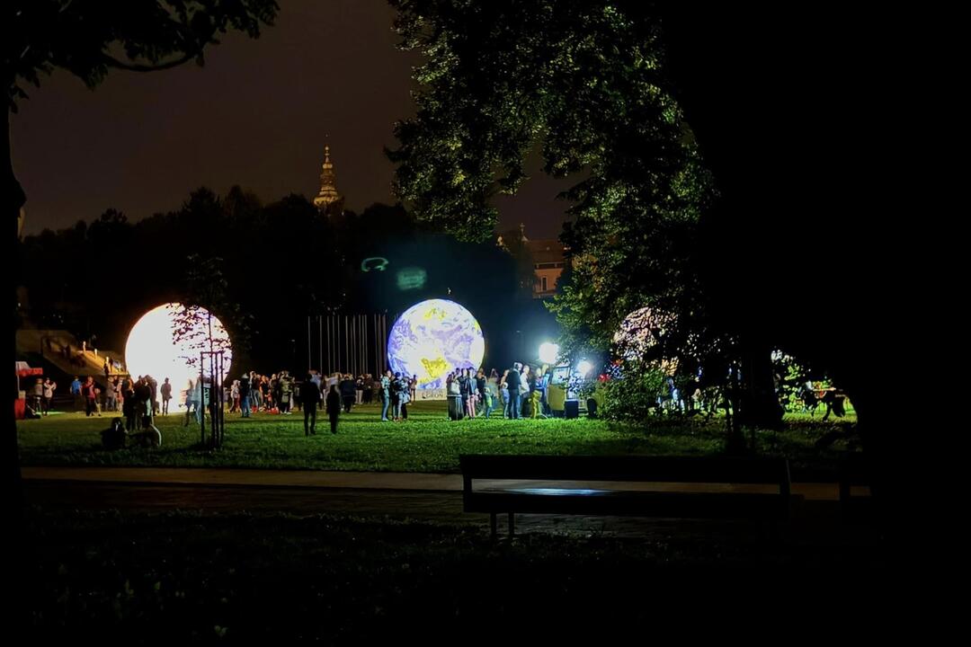 FOTO: Park pod Pamätníkom SNP sa zmenil na vesmír, foto 11