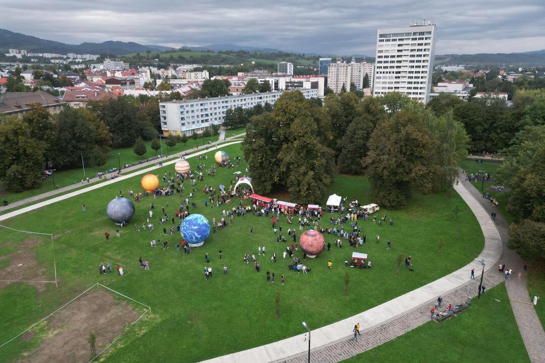 FOTO: Park pod Pamätníkom SNP sa zmenil na vesmír, foto 12