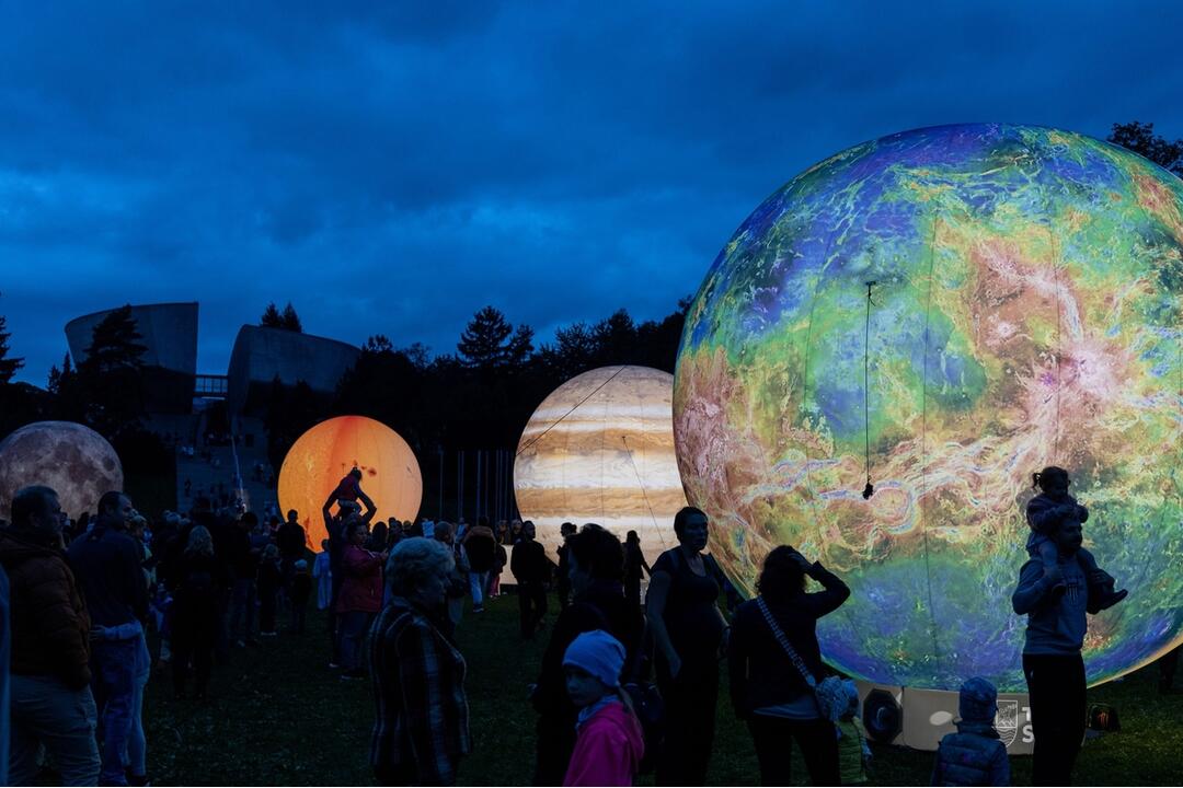 FOTO: Park pod Pamätníkom SNP sa zmenil na vesmír, foto 13