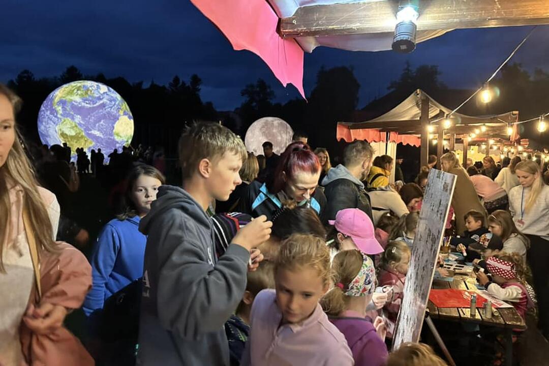 FOTO: Park pod Pamätníkom SNP sa zmenil na vesmír, foto 14