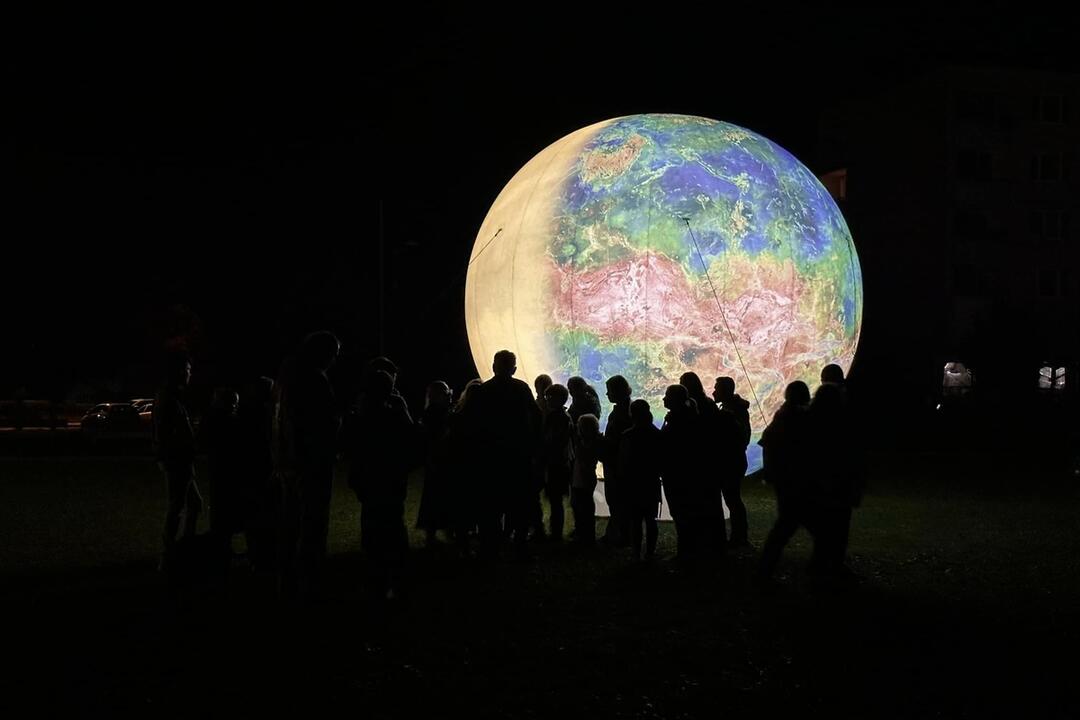 FOTO: Park pod Pamätníkom SNP sa zmenil na vesmír, foto 16