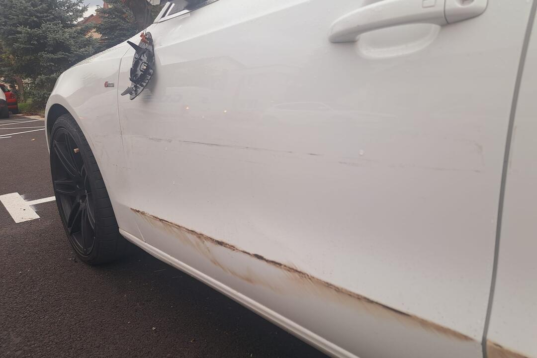 FOTO: Zvolenčanke poškodili auto. Vinníkovi odkazuje, aby sa prihlásil, foto 1