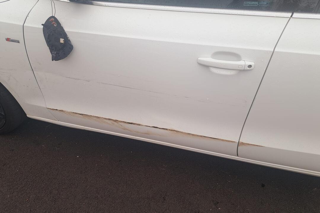 FOTO: Zvolenčanke poškodili auto. Vinníkovi odkazuje, aby sa prihlásil, foto 3