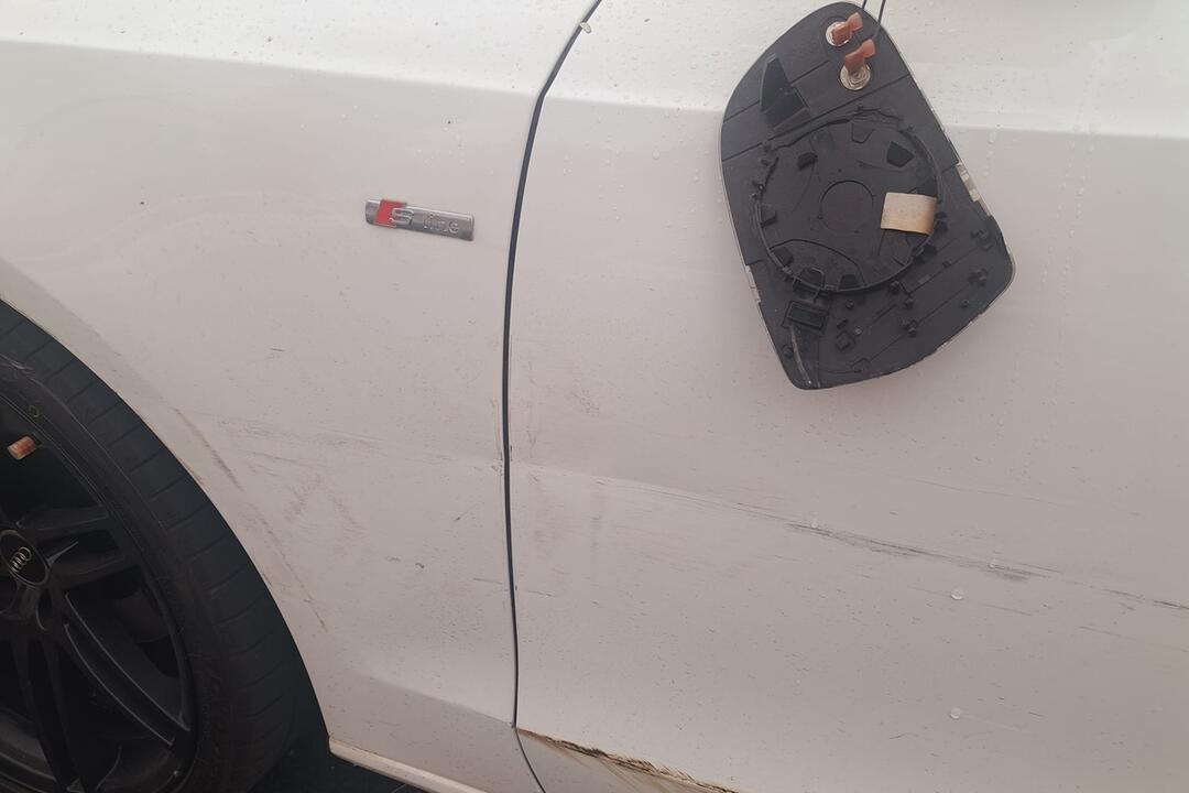 FOTO: Zvolenčanke poškodili auto. Vinníkovi odkazuje, aby sa prihlásil, foto 5