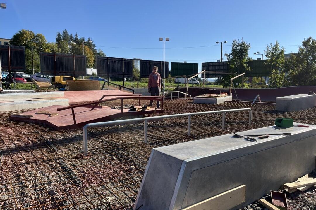FOTO: V Banskej Bystrici napreduje výstavba skateparku a hokejbalového ihriska, foto 1