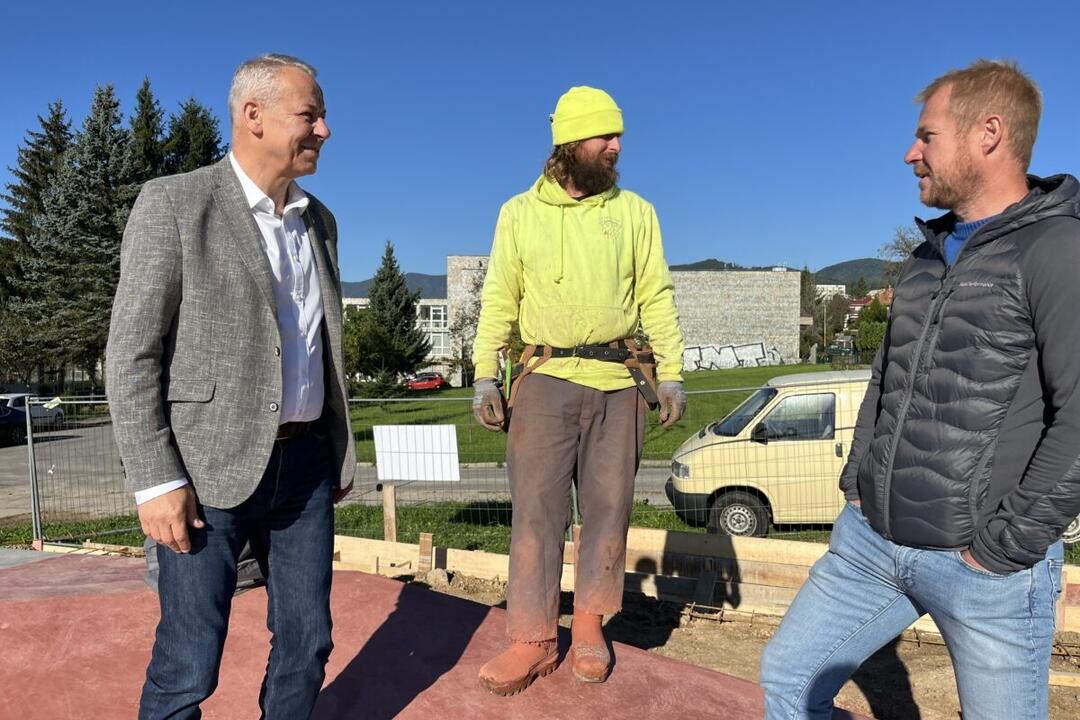 FOTO: V Banskej Bystrici napreduje výstavba skateparku a hokejbalového ihriska, foto 2