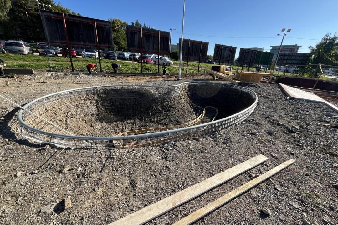 FOTO: V Banskej Bystrici napreduje výstavba skateparku a hokejbalového ihriska, foto 3