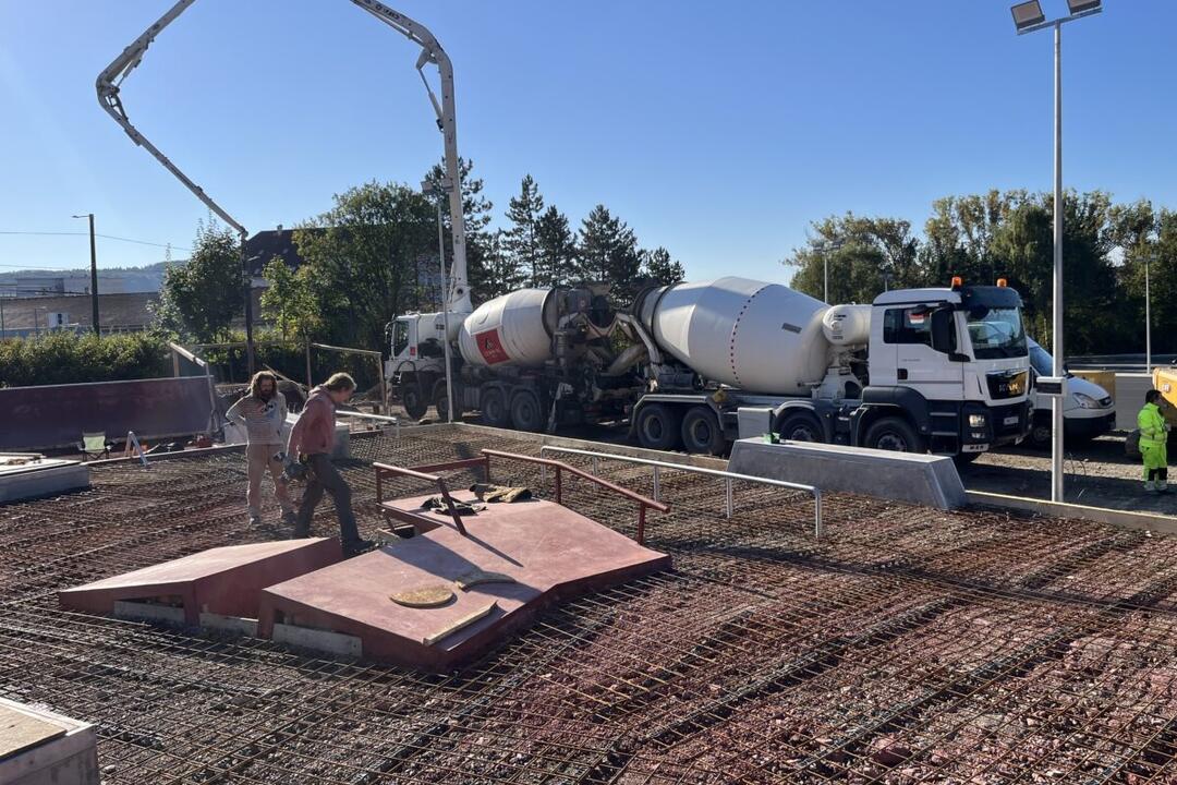 FOTO: V Banskej Bystrici napreduje výstavba skateparku a hokejbalového ihriska, foto 4