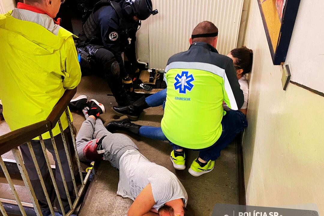 FOTO: Budovu Štátnej opery v Banskej Bystrici obkľúčili policajti, foto 1