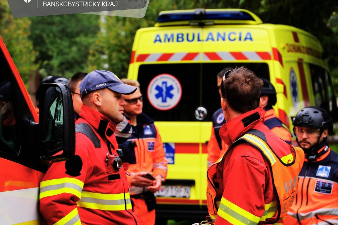 FOTO: Budovu Štátnej opery v Banskej Bystrici obkľúčili policajti, foto 8