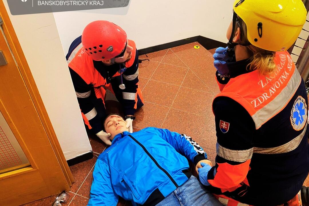 FOTO: Budovu Štátnej opery v Banskej Bystrici obkľúčili policajti, foto 9