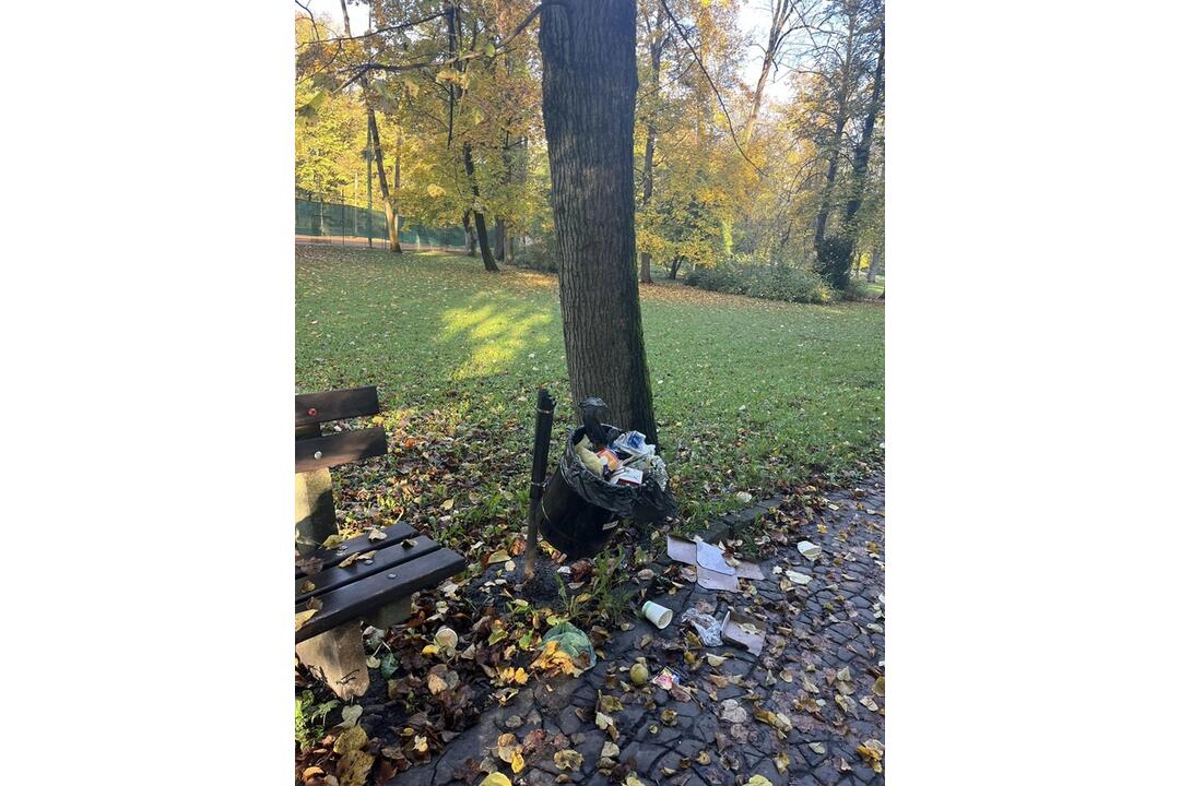 FOTO: Znečistený park v Banskej Bystrici, foto 2
