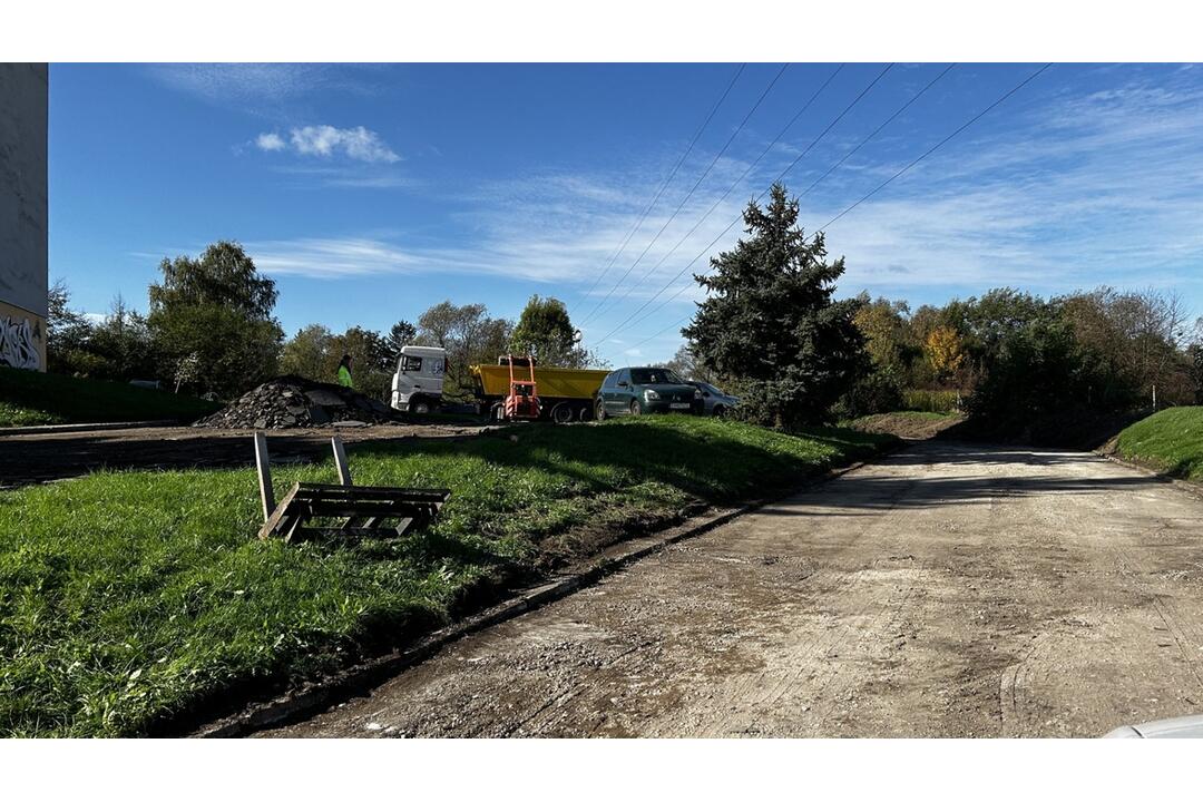 FOTO: Zvolenčania budú musieť preparkovať autá. Na sídlisku začala rekonštrukcia cesty, foto 1