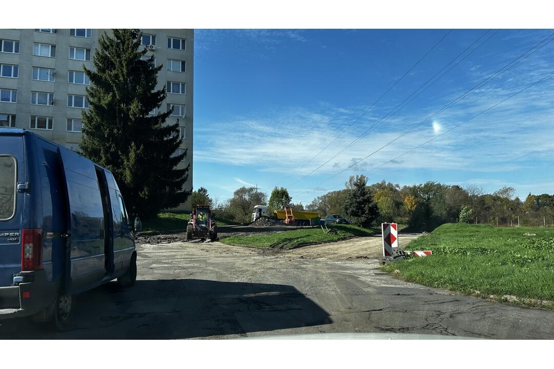 FOTO: Zvolenčania budú musieť preparkovať autá. Na sídlisku začala rekonštrukcia cesty, foto 2