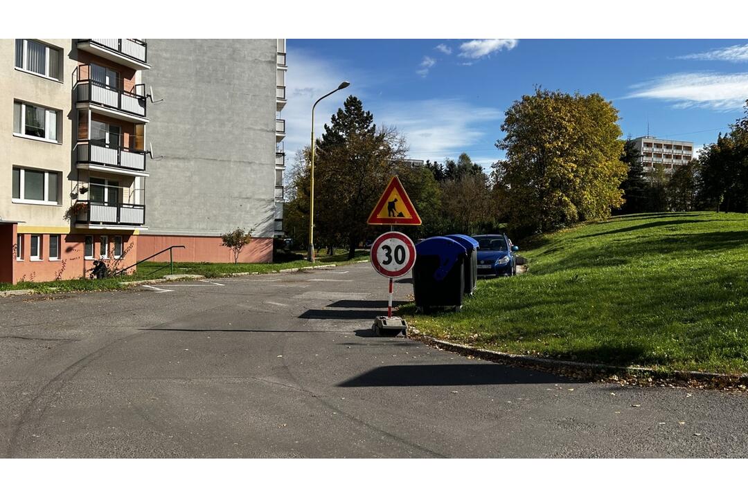 FOTO: Zvolenčania budú musieť preparkovať autá. Na sídlisku začala rekonštrukcia cesty, foto 3