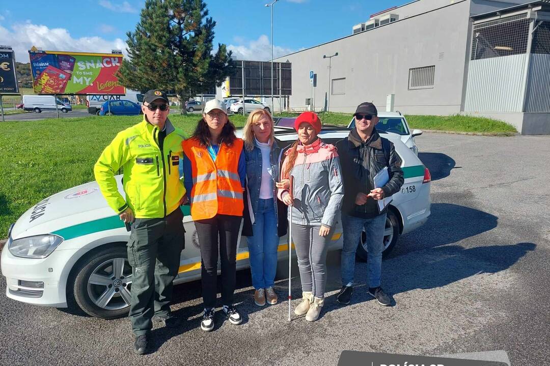 FOTO: Polícia na cestách kontroluje vodičov, či pustia slepých cez priechod, foto 12