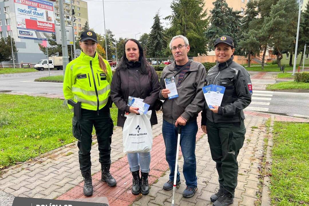 FOTO: Polícia na cestách kontroluje vodičov, či pustia slepých cez priechod, foto 16