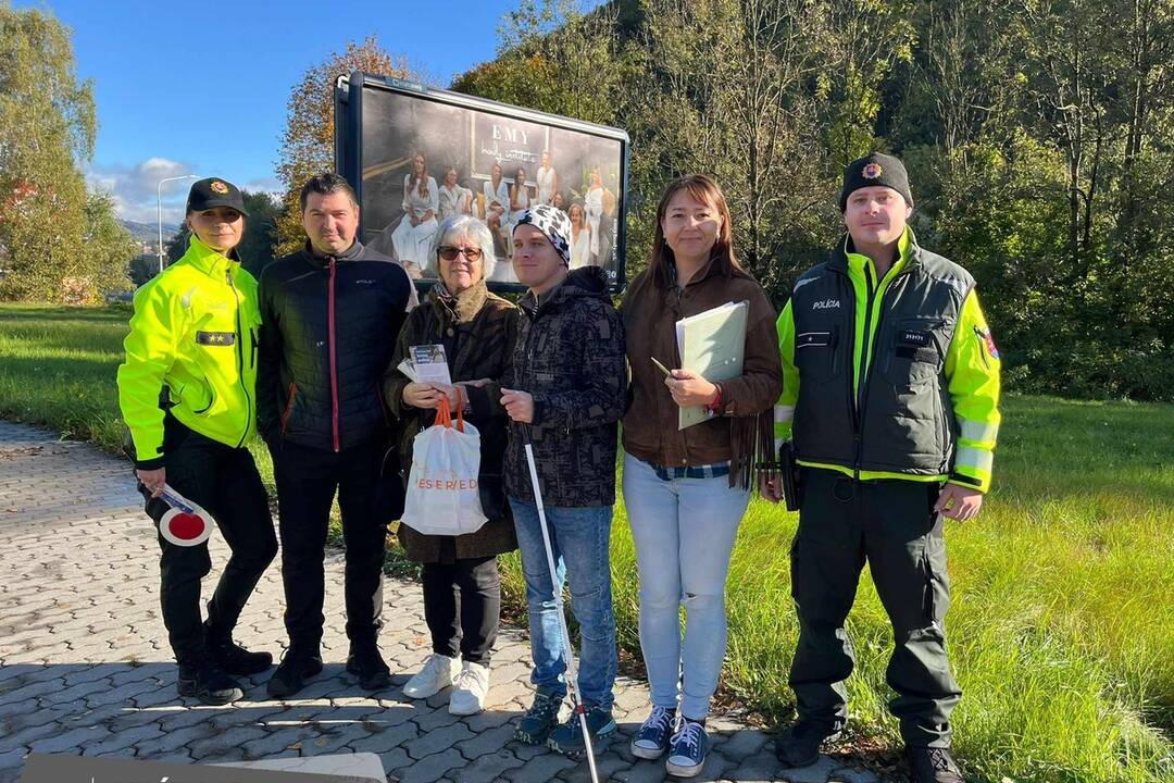 FOTO: Polícia na cestách kontroluje vodičov, či pustia slepých cez priechod, foto 19