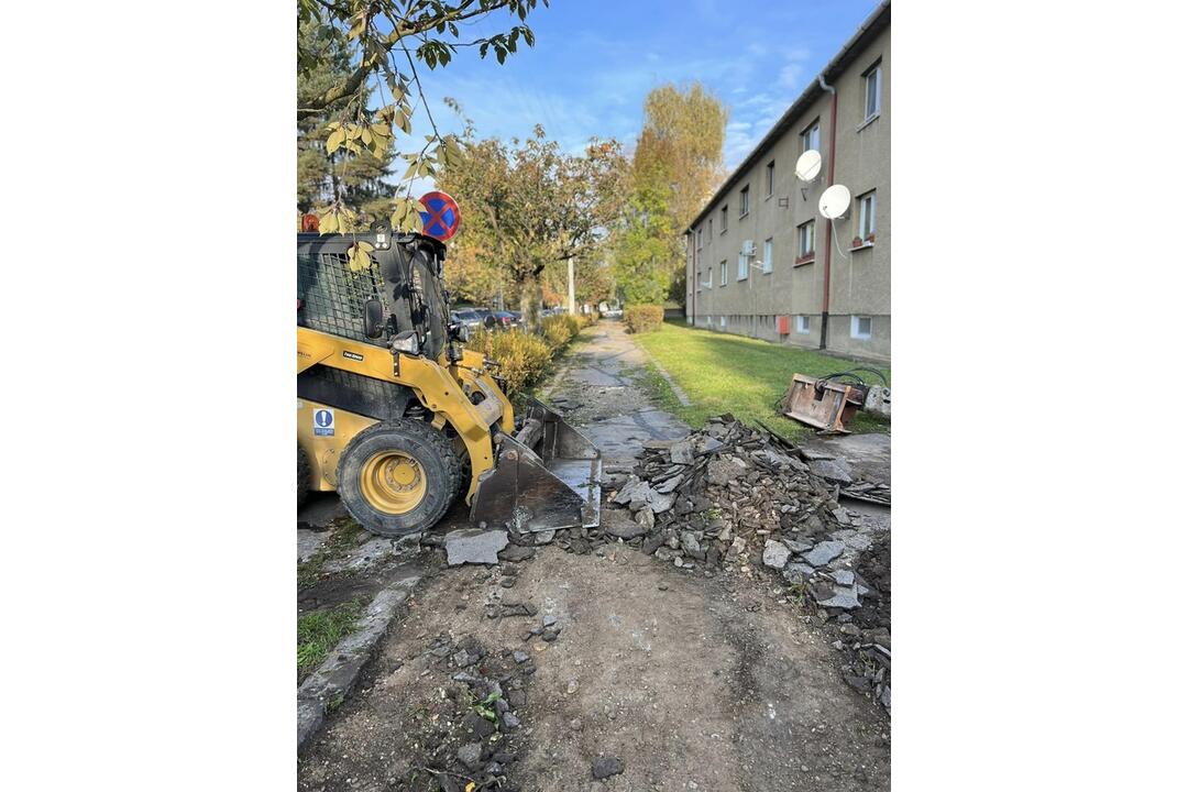 FOTO: Chodník na najkrajšej ulici v Banskej Bystrici prechádza obnovou, foto 4