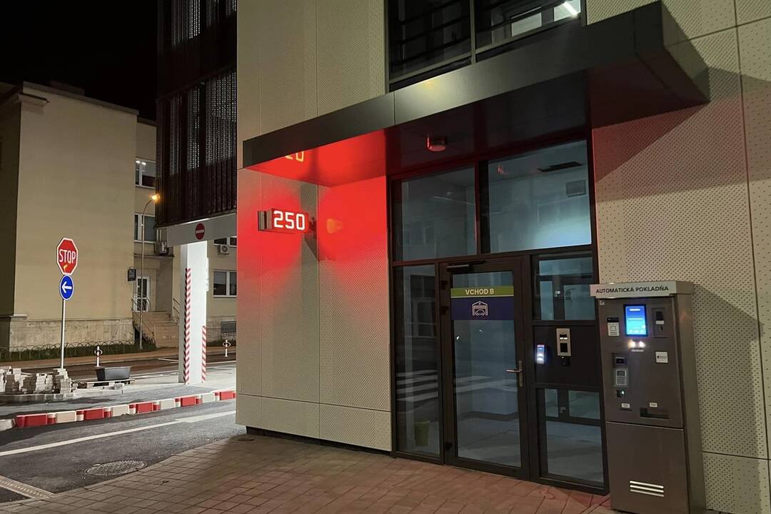 FOTO: Parkovací dom má už finálnu podobu, foto 6